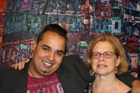 Léna és Balázs, a háttérben Balogh Tibor festménye